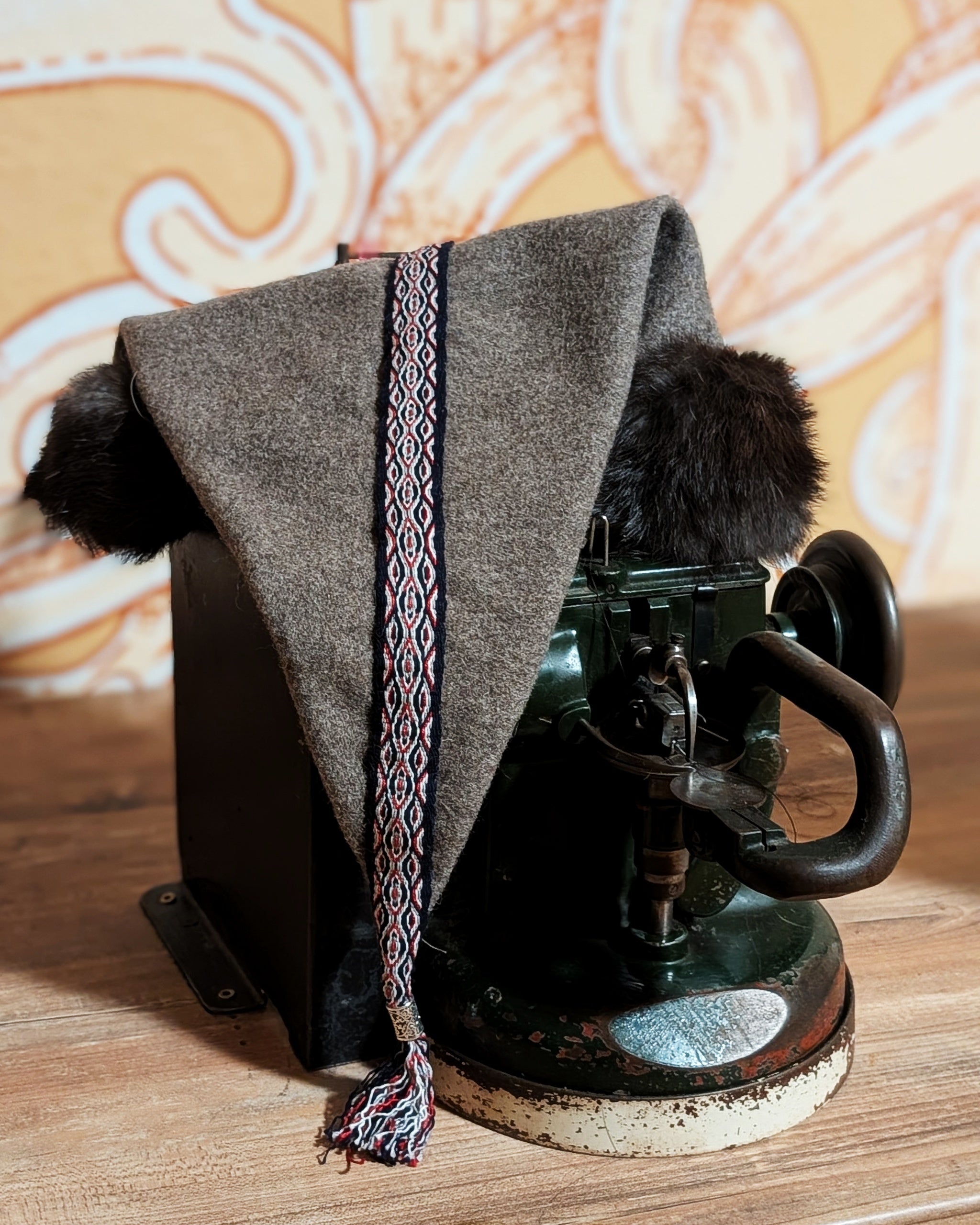Handgemachte Braungraue Rus Mütze mit Fell - XXL Format - Walkloden Schurwolle Mütze - Larp Reenactor Wikinger Nordic Zipfelmütze - Grau