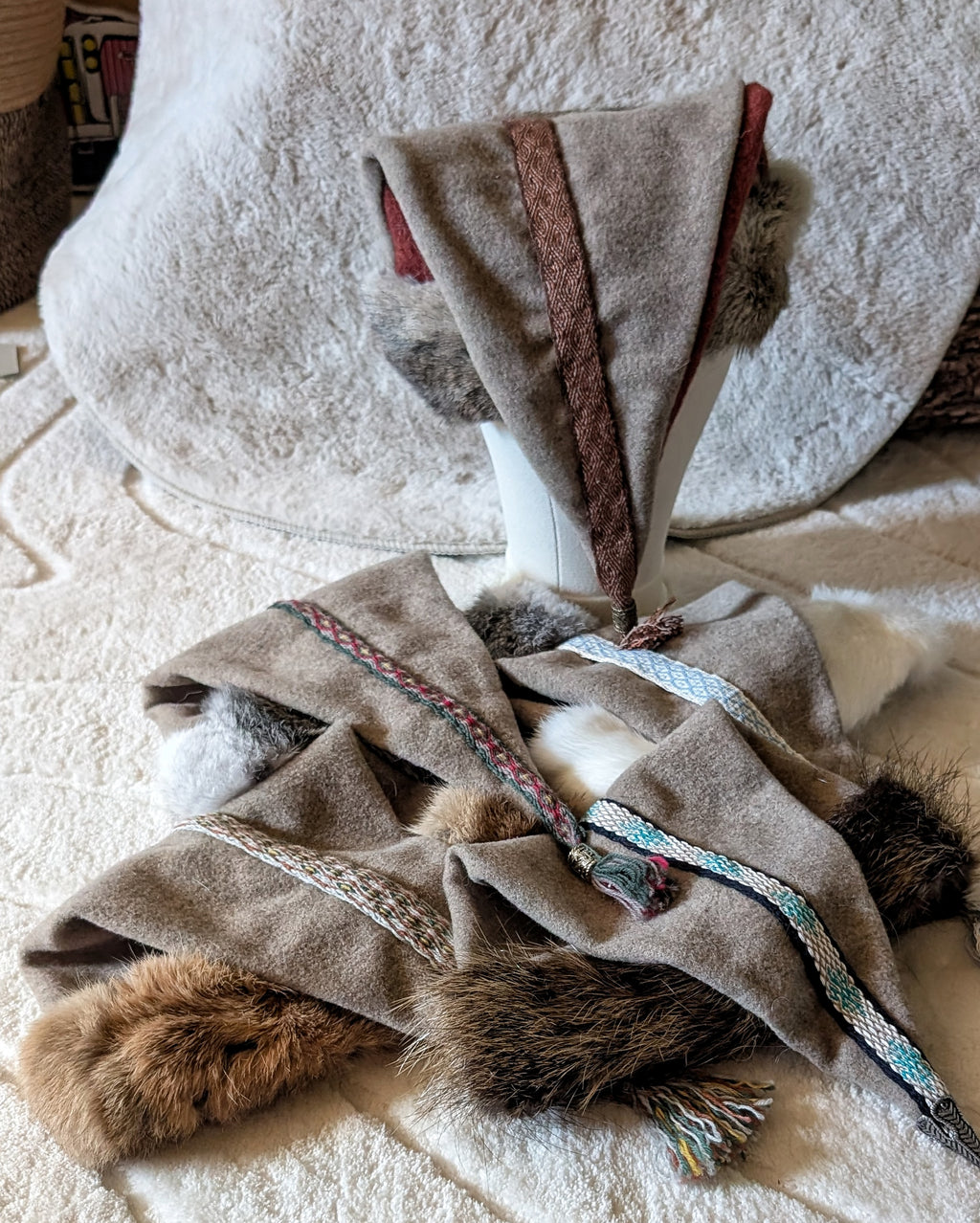 Mütze Grau Merinowolle - handgemachte Unikate - Fellmütze mit Borte Wikinger Rus Zipfelmütze - LARP Mittelalter Accessoires Tabletweaving