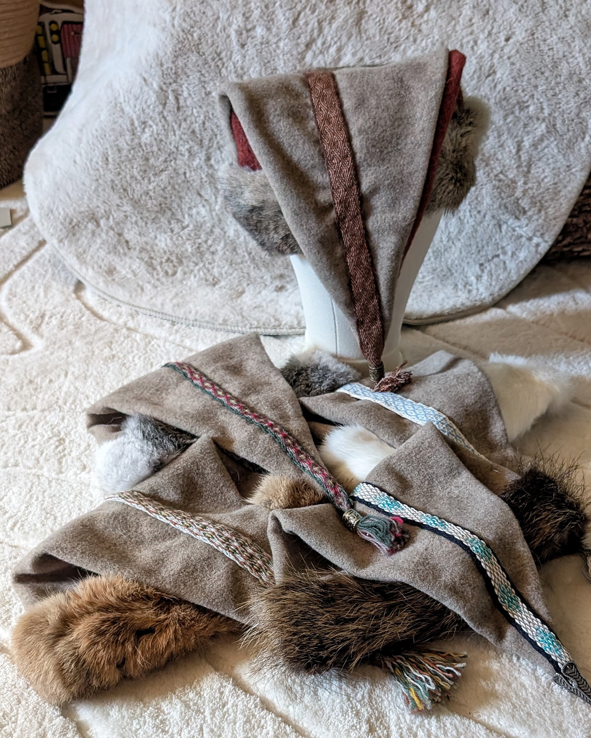 Mütze Grau Merinowolle - handgemachte Unikate - Fellmütze mit Borte Wikinger Rus Zipfelmütze - LARP Mittelalter Accessoires Tabletweaving