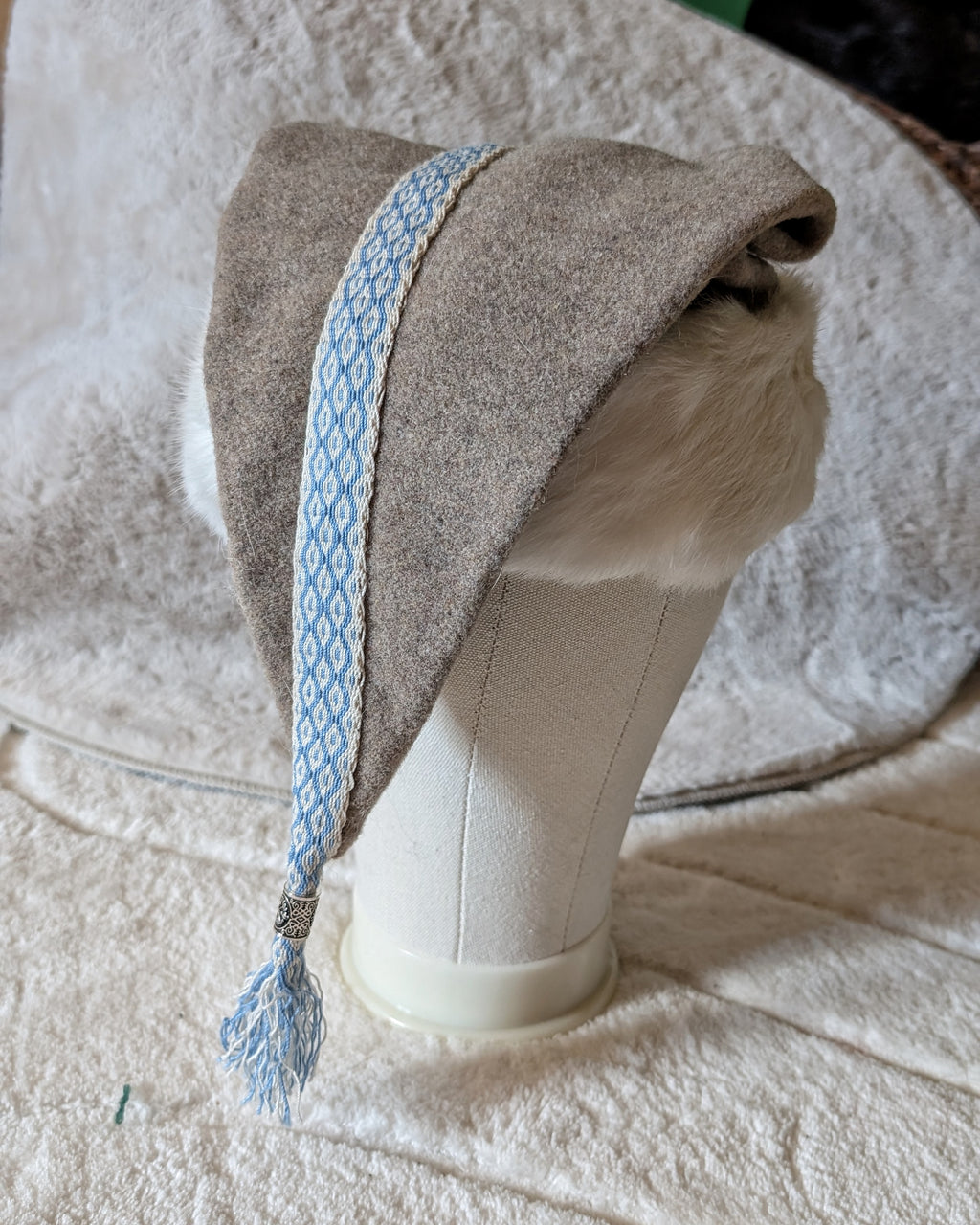 Mütze Grau Merinowolle - handgemachte Unikate - Fellmütze mit Borte Wikinger Rus Zipfelmütze - LARP Mittelalter Accessoires Tabletweaving
