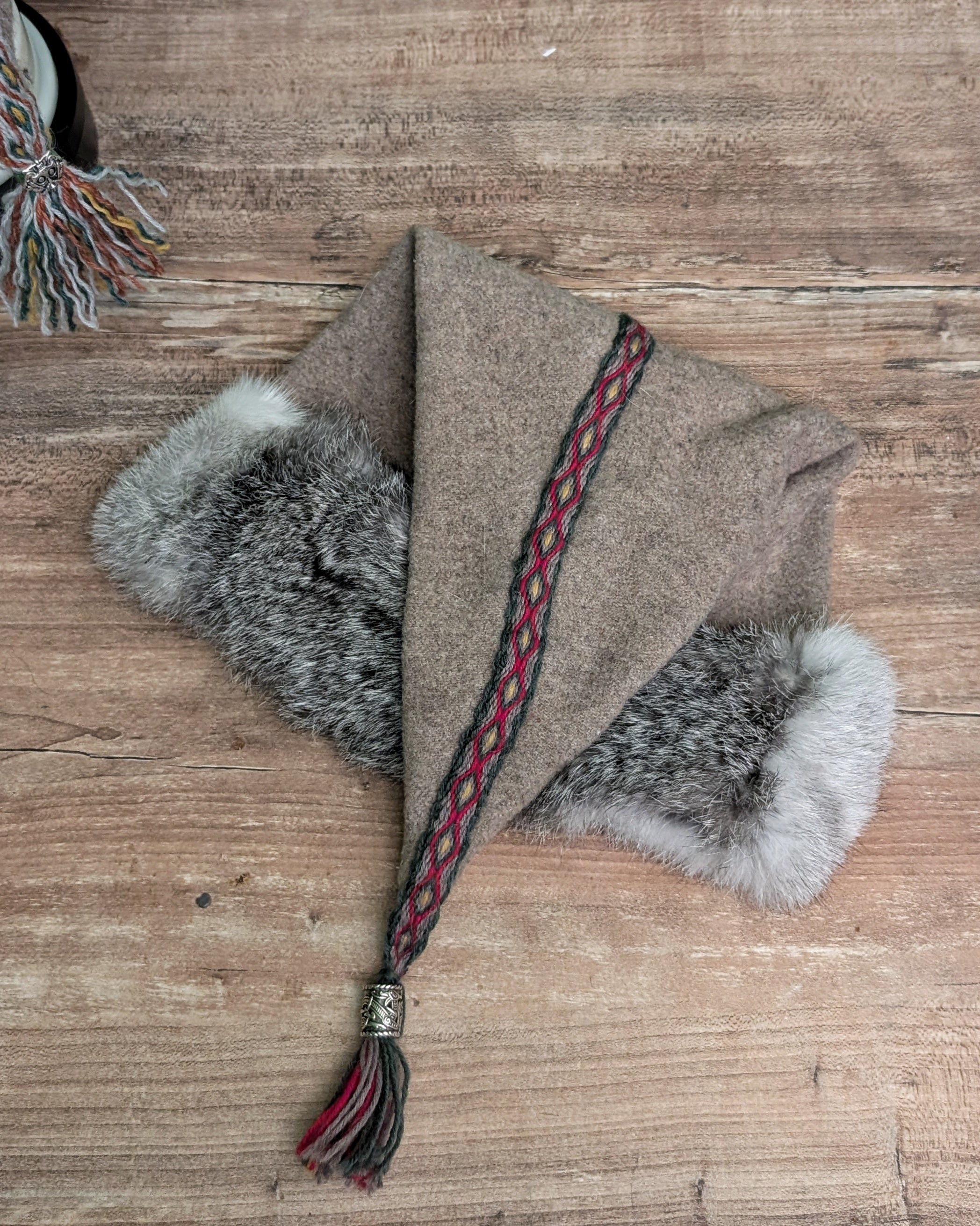 Mütze Grau Merinowolle - handgemachte Unikate - Fellmütze mit Borte Wikinger Rus Zipfelmütze - LARP Mittelalter Accessoires Tabletweaving
