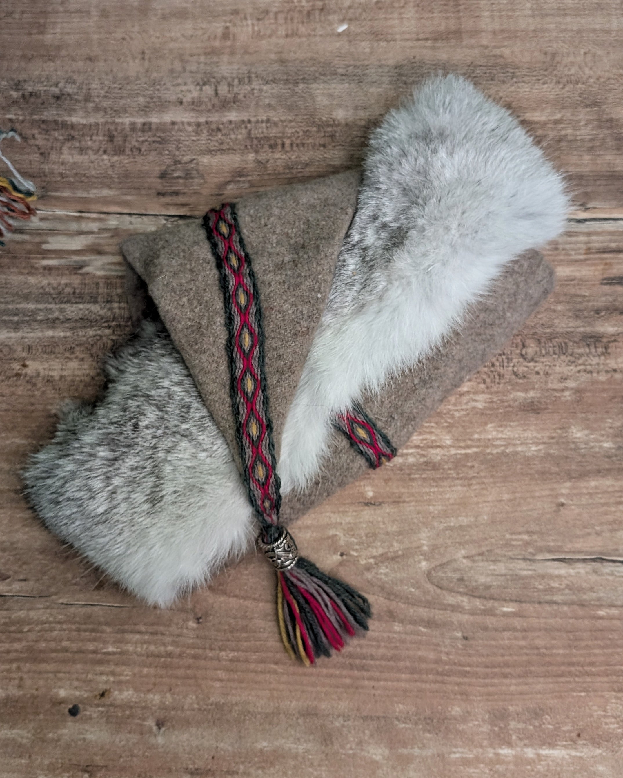 Mütze Grau Merinowolle - handgemachte Unikate - Fellmütze mit Borte Wikinger Rus Zipfelmütze - LARP Mittelalter Accessoires Tabletweaving