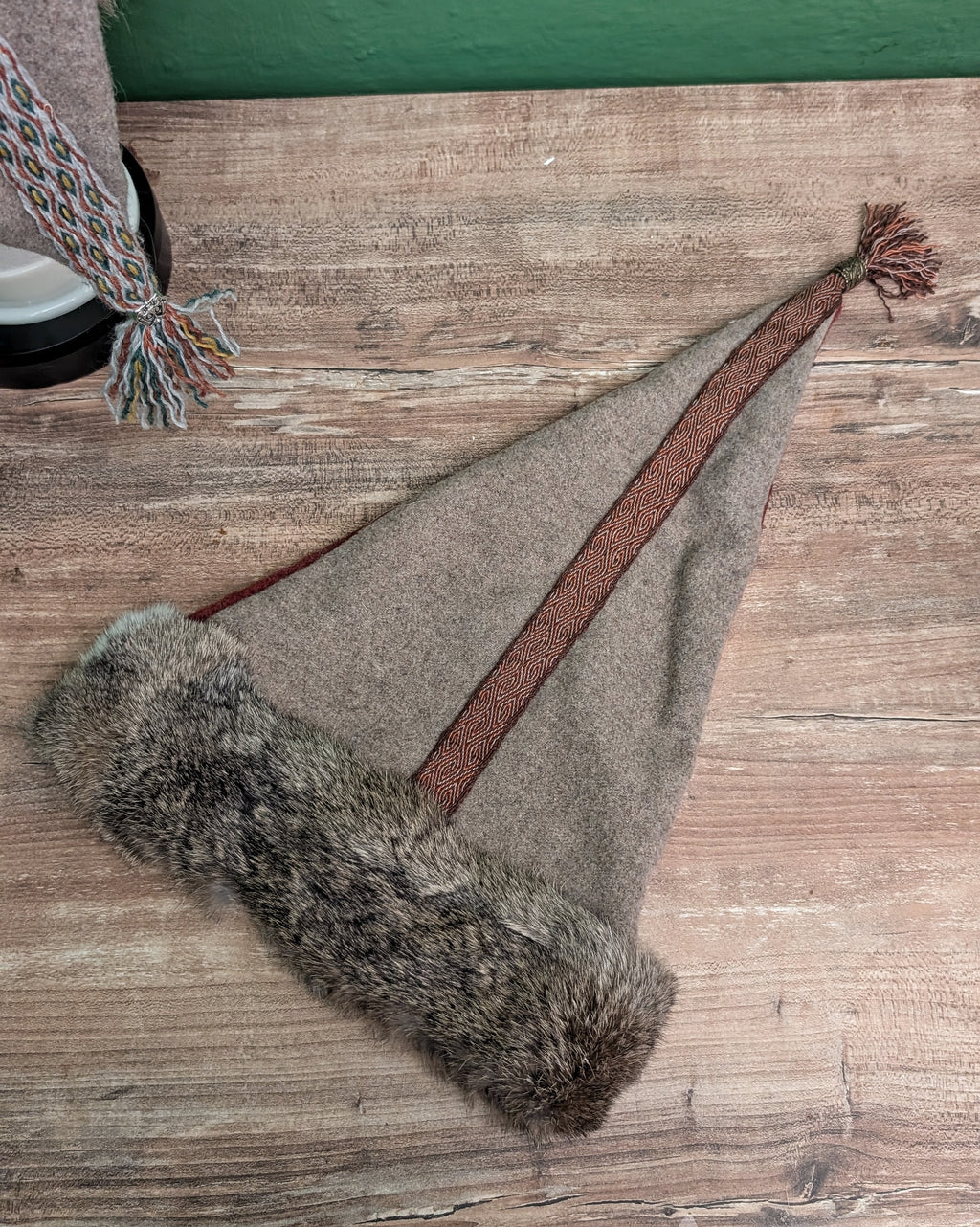 Mütze Grau Merinowolle - handgemachte Unikate - Fellmütze mit Borte Wikinger Rus Zipfelmütze - LARP Mittelalter Accessoires Tabletweaving