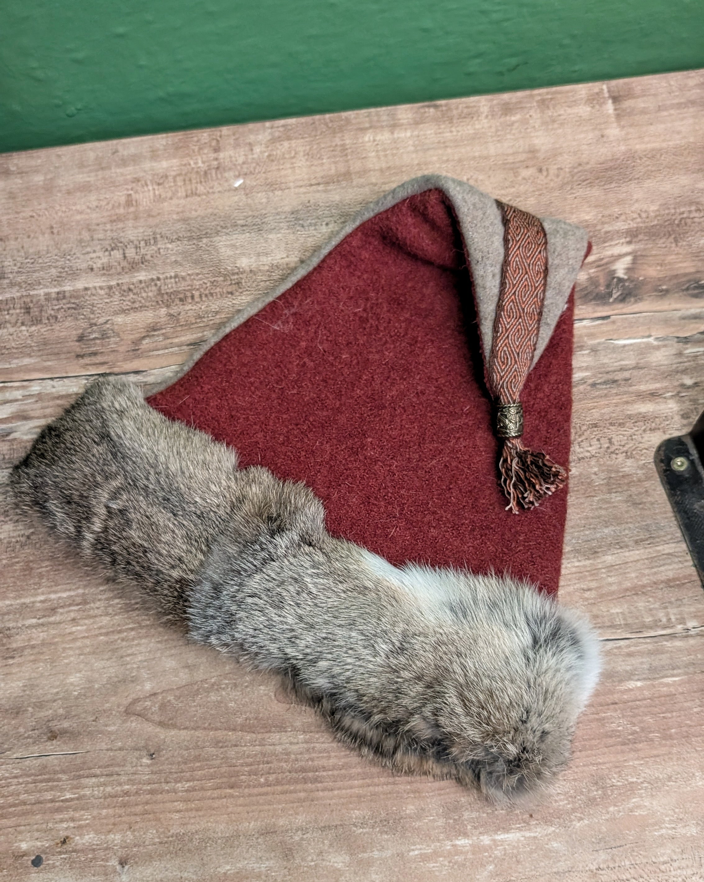 Mütze Grau Merinowolle - handgemachte Unikate - Fellmütze mit Borte Wikinger Rus Zipfelmütze - LARP Mittelalter Accessoires Tabletweaving