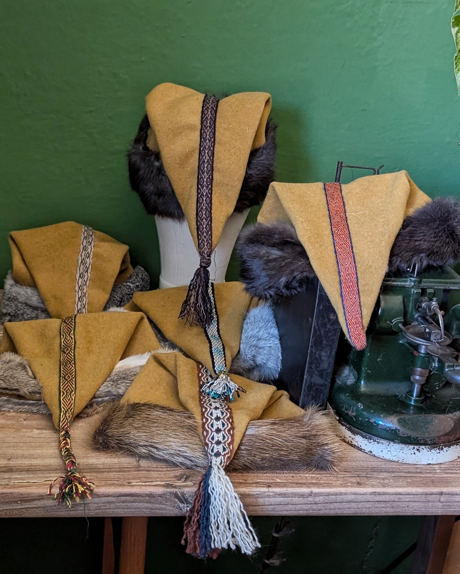 unikate senfgelbe Mütze aus Merino-Wolle mit Fell - Zipfelmütze für Wikinger Larp und Reenactment - Winter Wollmütze gelb Mittelalter Nordic
