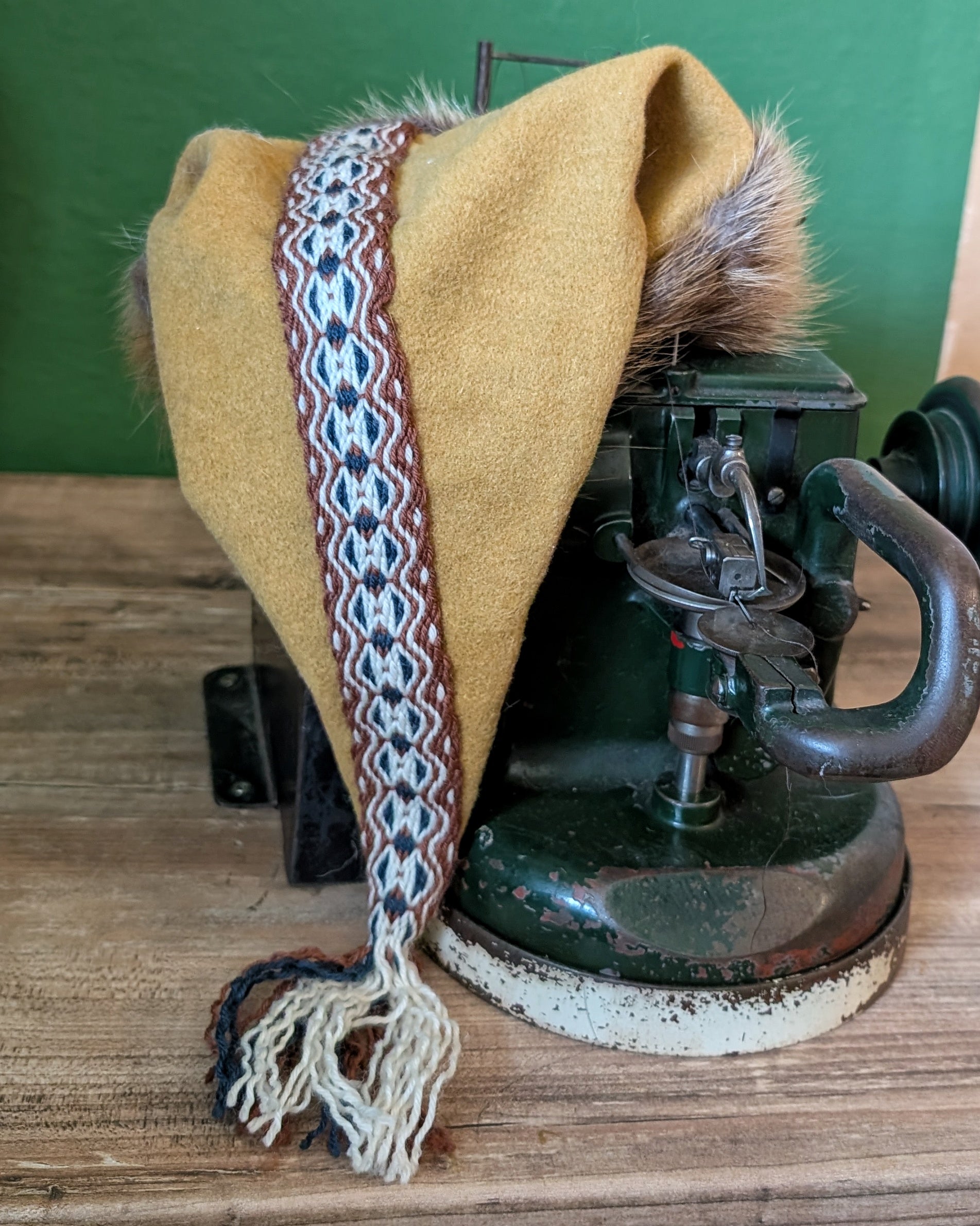 unikate senfgelbe Mütze aus Merino-Wolle mit Fell - Zipfelmütze für Wikinger Larp und Reenactment - Winter Wollmütze gelb Mittelalter Nordic