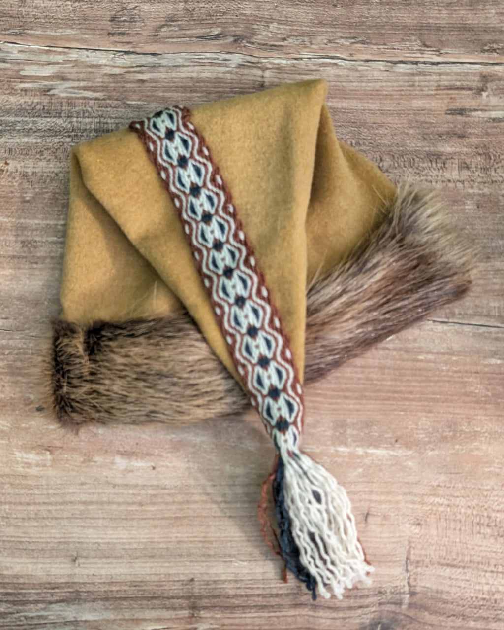 unikate senfgelbe Mütze aus Merino-Wolle mit Fell - Zipfelmütze für Wikinger Larp und Reenactment - Winter Wollmütze gelb Mittelalter Nordic