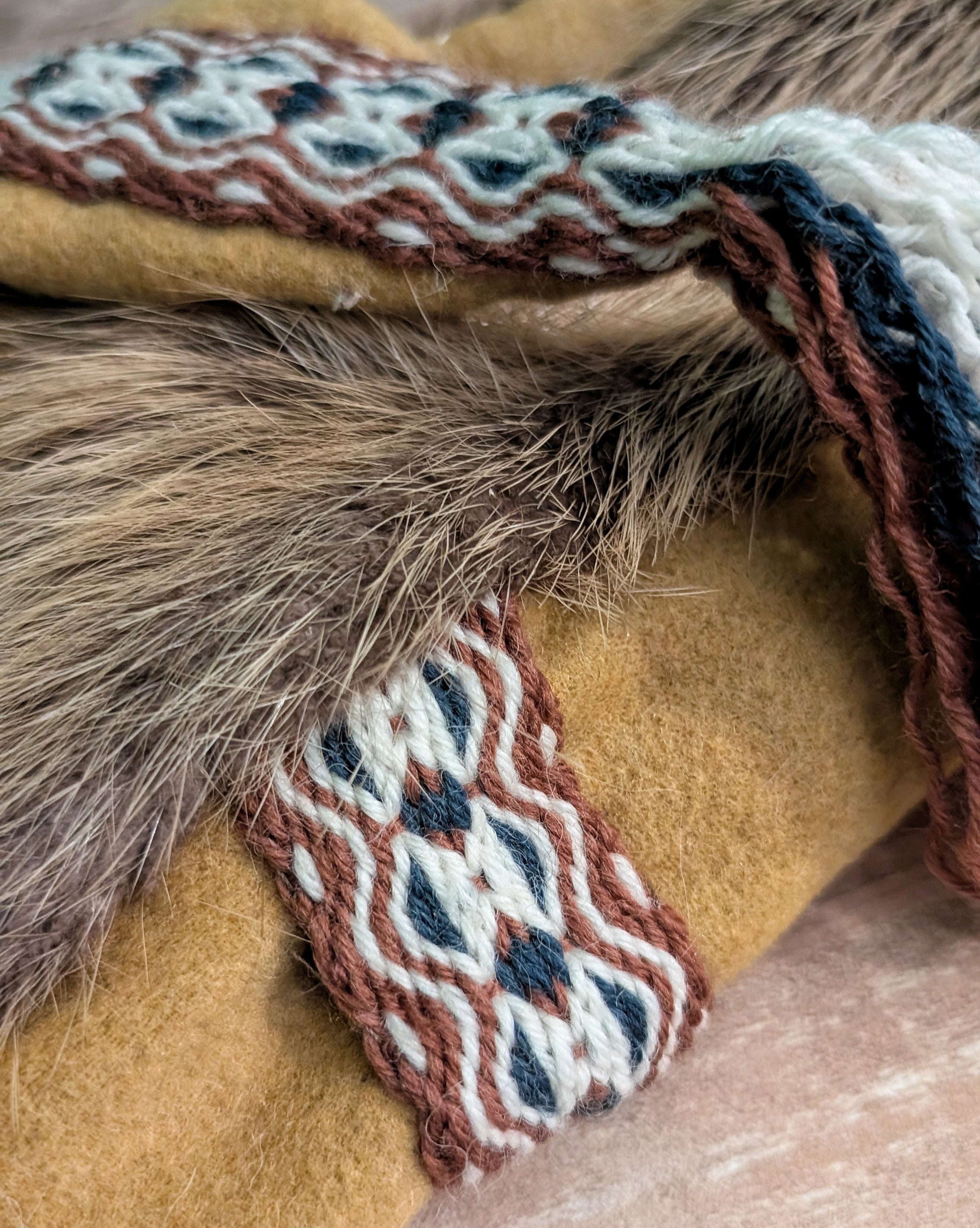 unikate senfgelbe Mütze aus Merino-Wolle mit Fell - Zipfelmütze für Wikinger Larp und Reenactment - Winter Wollmütze gelb Mittelalter Nordic