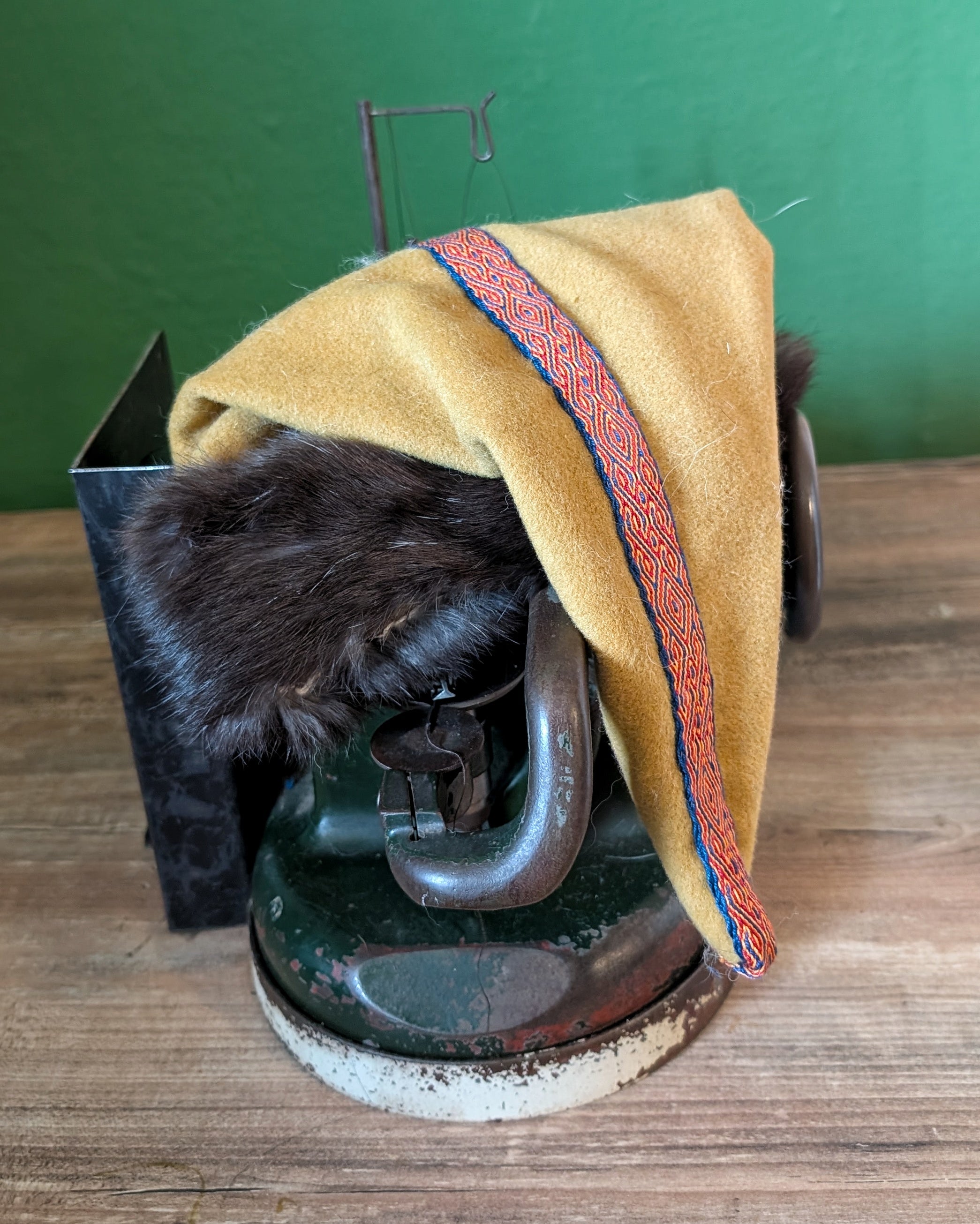 unikate senfgelbe Mütze aus Merino-Wolle mit Fell - Zipfelmütze für Wikinger Larp und Reenactment - Winter Wollmütze gelb Mittelalter Nordic