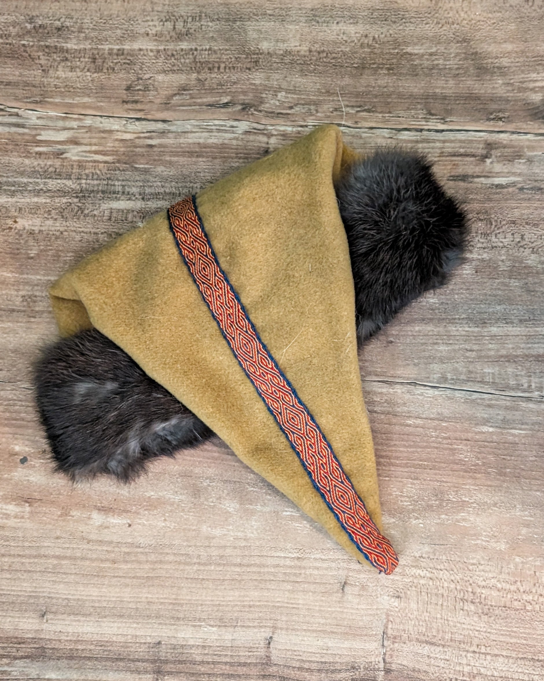 unikate senfgelbe Mütze aus Merino-Wolle mit Fell - Zipfelmütze für Wikinger Larp und Reenactment - Winter Wollmütze gelb Mittelalter Nordic