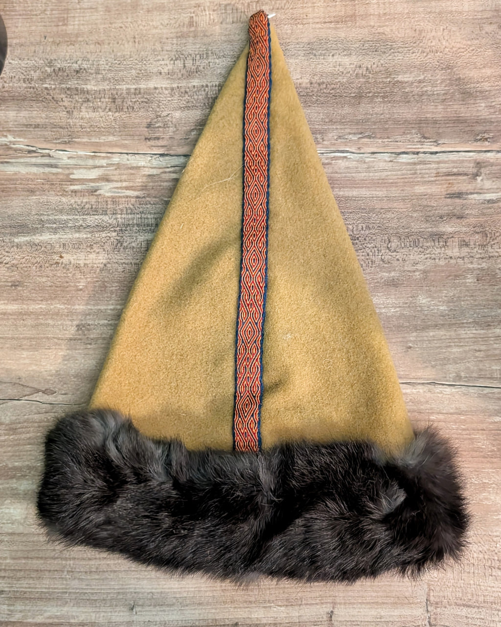 unikate senfgelbe Mütze aus Merino-Wolle mit Fell - Zipfelmütze für Wikinger Larp und Reenactment - Winter Wollmütze gelb Mittelalter Nordic