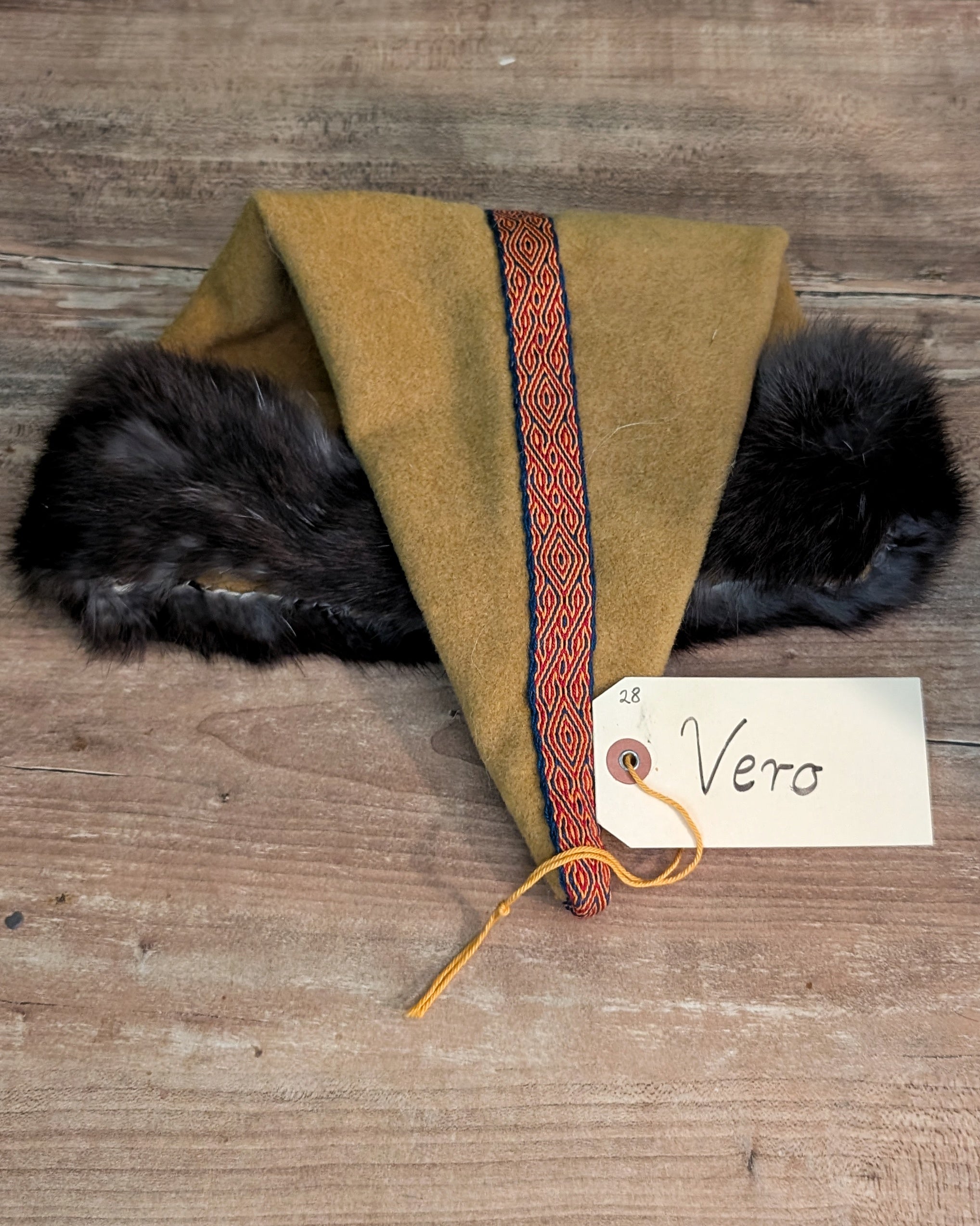 unikate senfgelbe Mütze aus Merino-Wolle mit Fell - Zipfelmütze für Wikinger Larp und Reenactment - Winter Wollmütze gelb Mittelalter Nordic