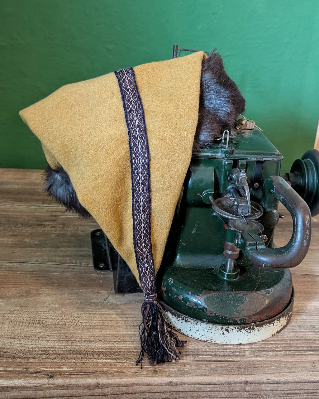 unikate senfgelbe Mütze aus Merino-Wolle mit Fell - Zipfelmütze für Wikinger Larp und Reenactment - Winter Wollmütze gelb Mittelalter Nordic