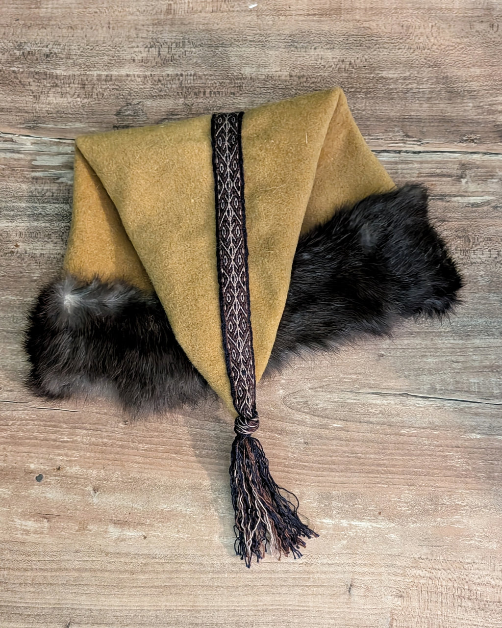 unikate senfgelbe Mütze aus Merino-Wolle mit Fell - Zipfelmütze für Wikinger Larp und Reenactment - Winter Wollmütze gelb Mittelalter Nordic