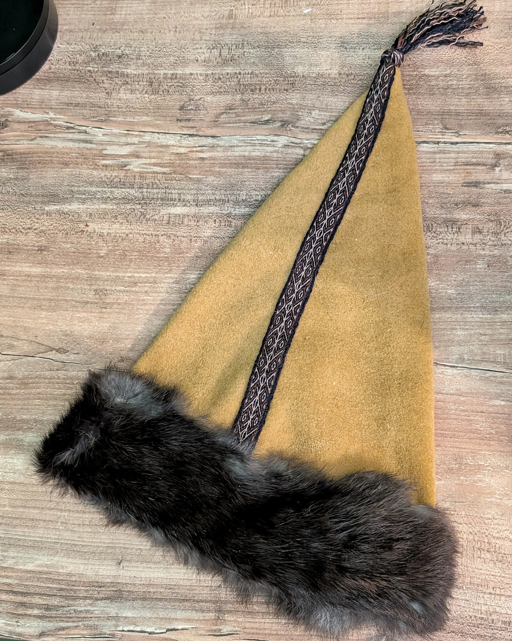 unikate senfgelbe Mütze aus Merino-Wolle mit Fell - Zipfelmütze für Wikinger Larp und Reenactment - Winter Wollmütze gelb Mittelalter Nordic