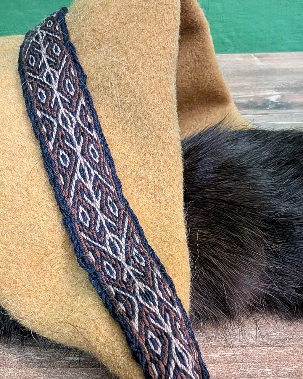 unikate senfgelbe Mütze aus Merino-Wolle mit Fell - Zipfelmütze für Wikinger Larp und Reenactment - Winter Wollmütze gelb Mittelalter Nordic