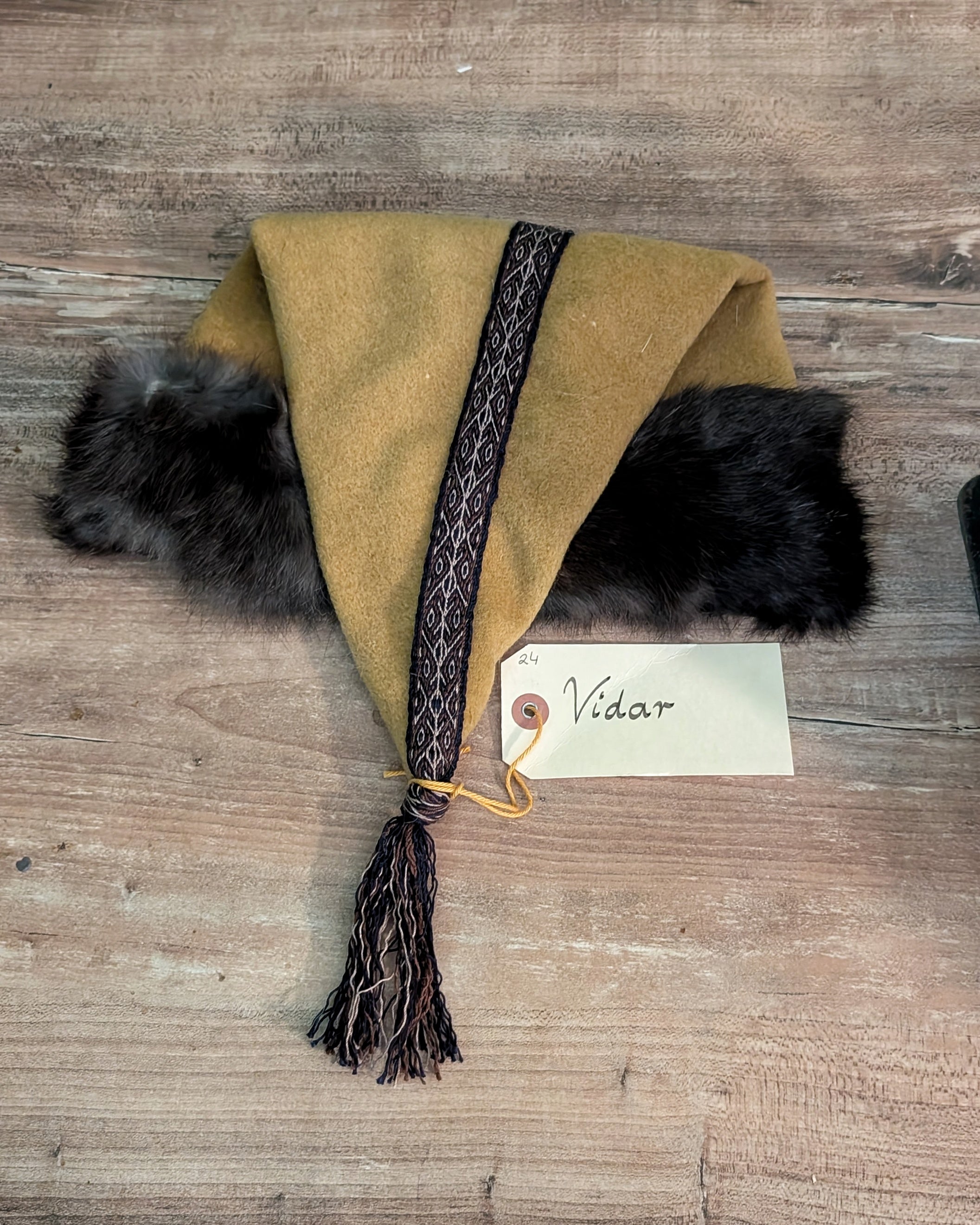 unikate senfgelbe Mütze aus Merino-Wolle mit Fell - Zipfelmütze für Wikinger Larp und Reenactment - Winter Wollmütze gelb Mittelalter Nordic