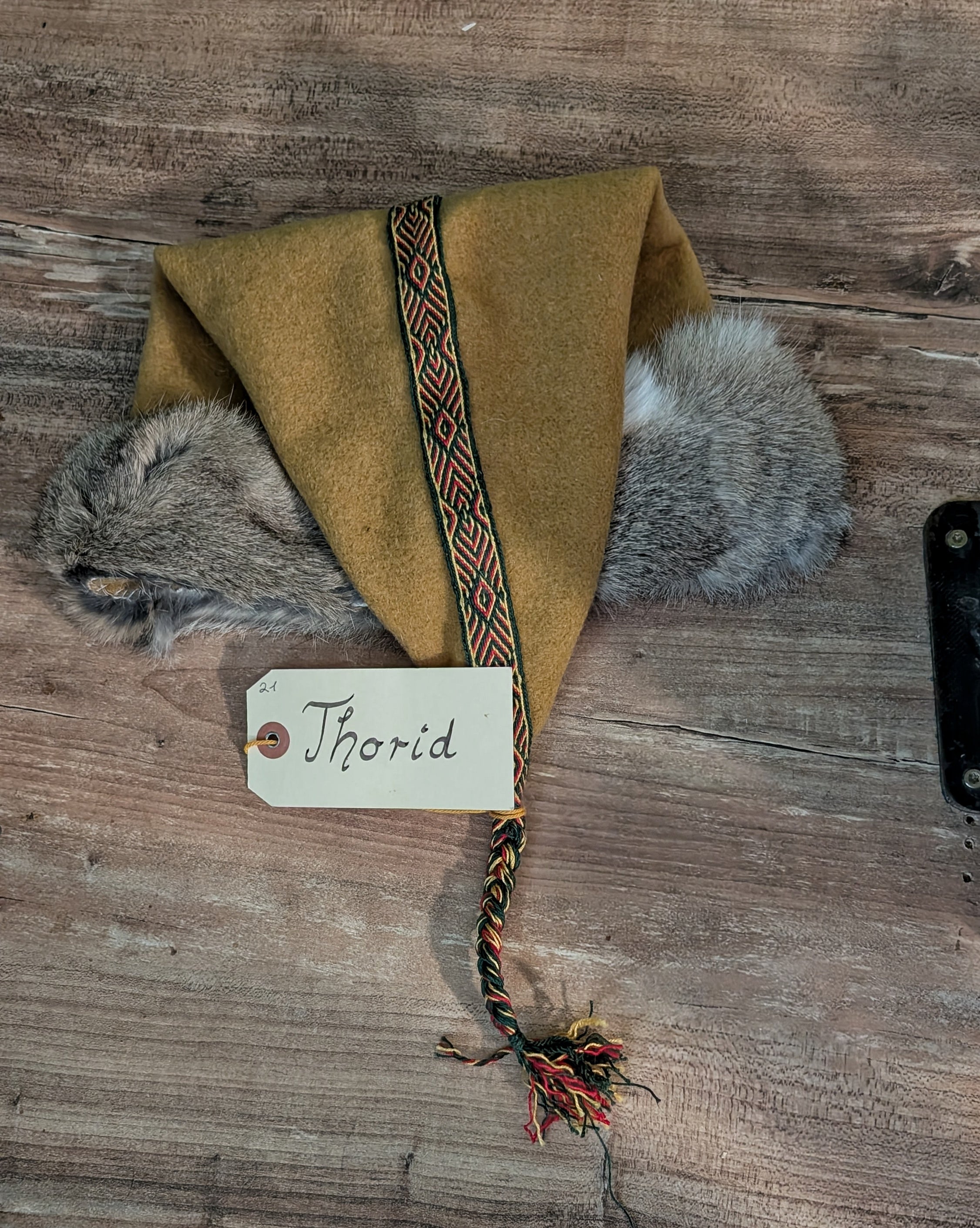 unikate senfgelbe Mütze aus Merino-Wolle mit Fell - Zipfelmütze für Wikinger Larp und Reenactment - Winter Wollmütze gelb Mittelalter Nordic