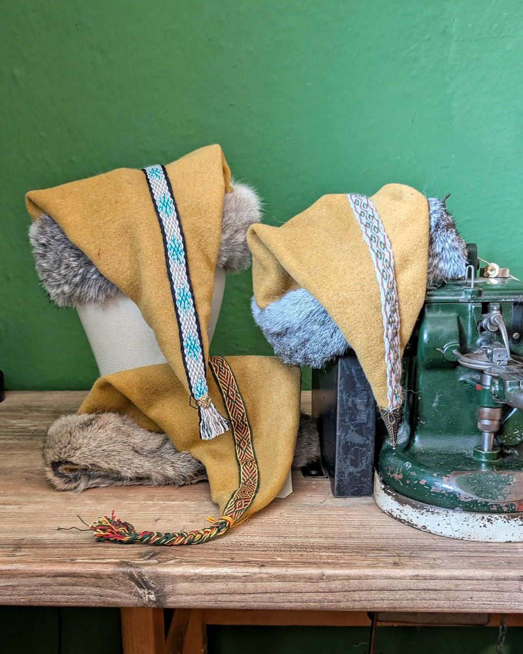 unikate senfgelbe Mütze aus Merino-Wolle mit Fell - Zipfelmütze für Wikinger Larp und Reenactment - Winter Wollmütze gelb Mittelalter Nordic