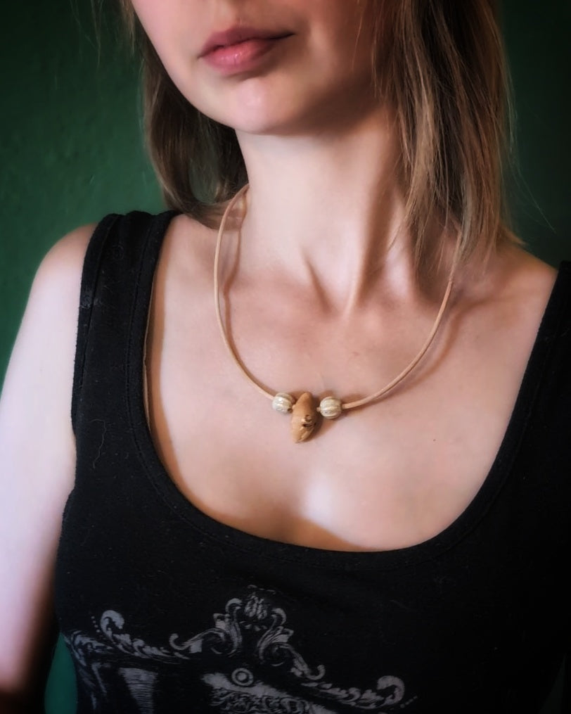 Baumling - Baumperle mit Lederband – Unikat aus echtem Holz – Waldschmuck – Natur Anhänger – Geschenk für Naturliebhaber Holzschmuck Unikat