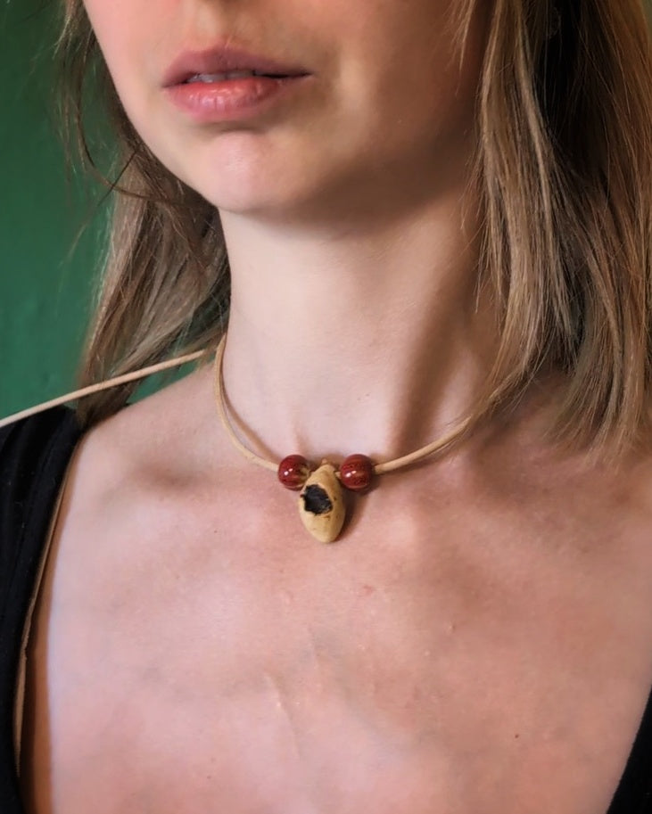 Baumling - Baumperle mit Lederband – Unikat aus echtem Holz – Waldschmuck – Natur Anhänger – Geschenk für Naturliebhaber Holzschmuck Unikat