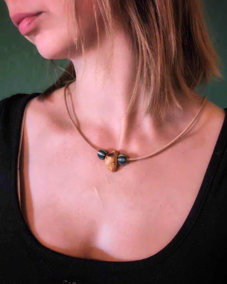Baumling - Baumperle mit Lederband – Unikat aus echtem Holz – Waldschmuck – Natur Anhänger – Geschenk für Naturliebhaber Holzschmuck Unikat