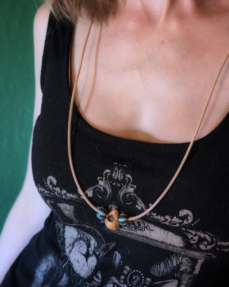 Baumling - Baumperle mit Lederband – Unikat aus echtem Holz – Waldschmuck – Natur Anhänger – Geschenk für Naturliebhaber Holzschmuck Unikat