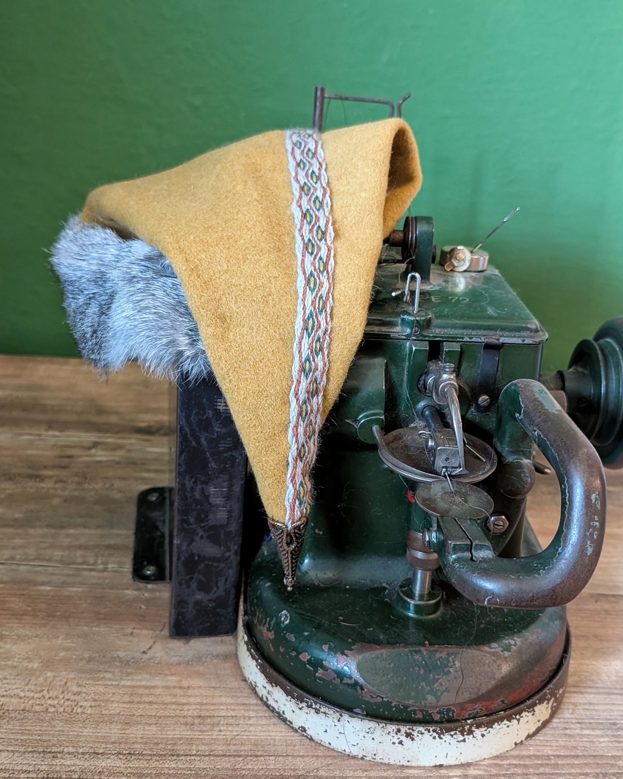 unikate senfgelbe Mütze aus Merino-Wolle mit Fell - Zipfelmütze für Wikinger Larp und Reenactment - Winter Wollmütze gelb Mittelalter Nordic