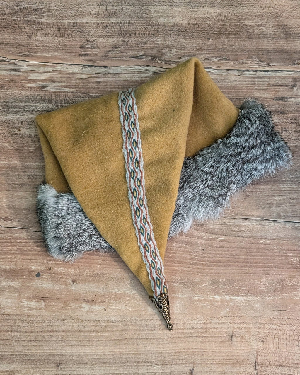 unikate senfgelbe Mütze aus Merino-Wolle mit Fell - Zipfelmütze für Wikinger Larp und Reenactment - Winter Wollmütze gelb Mittelalter Nordic