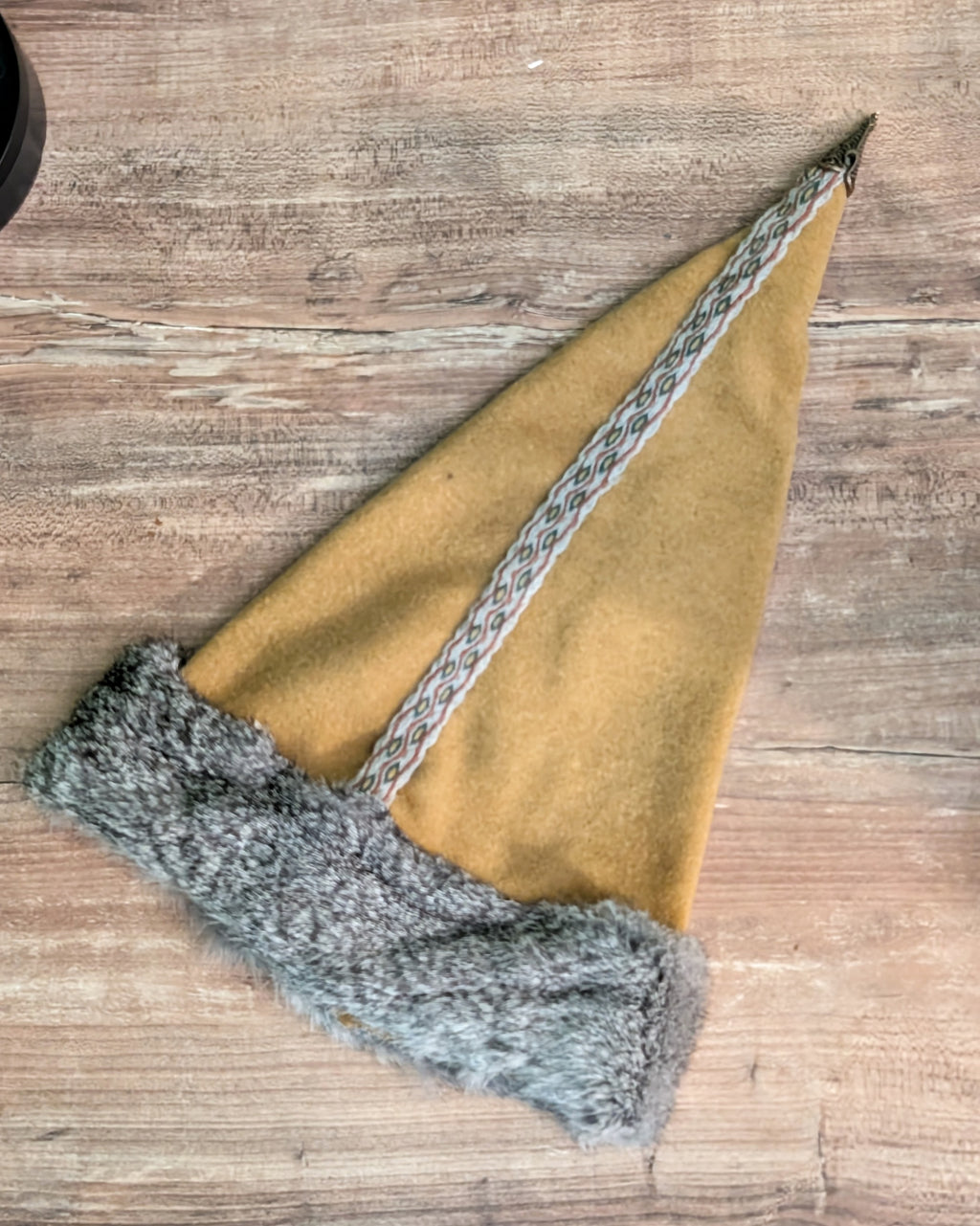 unikate senfgelbe Mütze aus Merino-Wolle mit Fell - Zipfelmütze für Wikinger Larp und Reenactment - Winter Wollmütze gelb Mittelalter Nordic