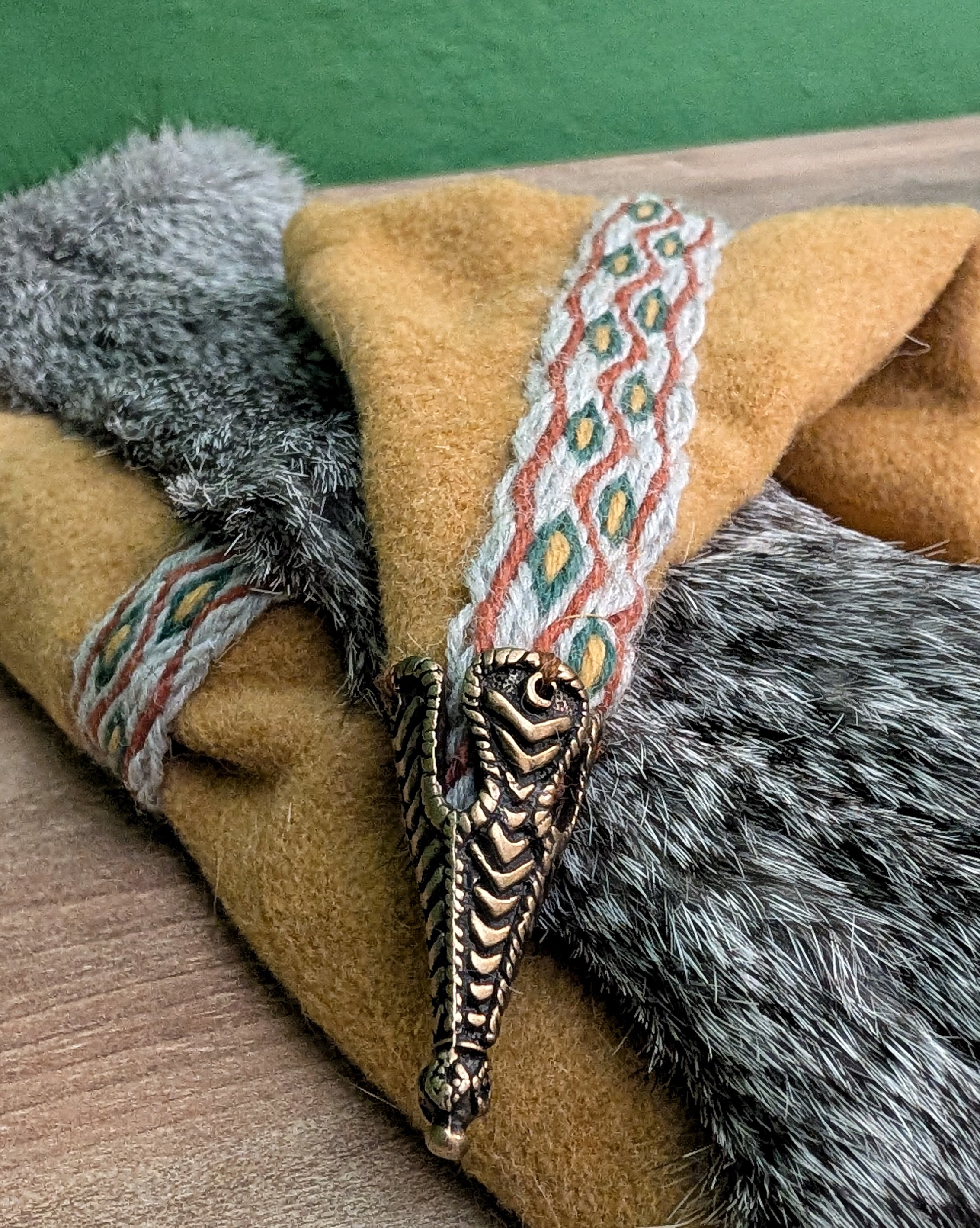 unikate senfgelbe Mütze aus Merino-Wolle mit Fell - Zipfelmütze für Wikinger Larp und Reenactment - Winter Wollmütze gelb Mittelalter Nordic