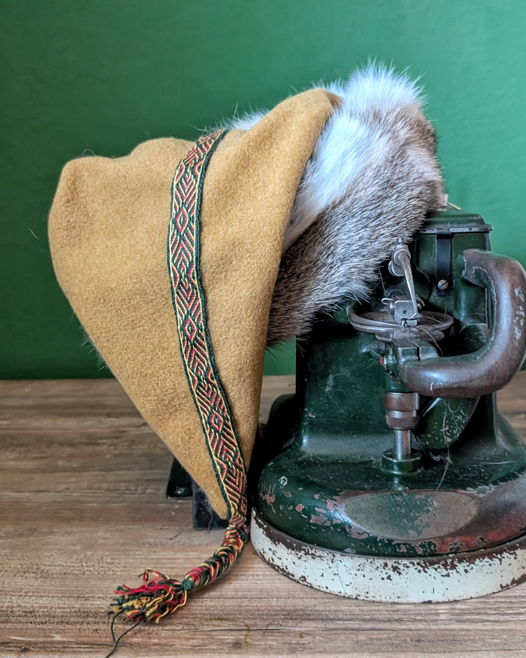 unikate senfgelbe Mütze aus Merino-Wolle mit Fell - Zipfelmütze für Wikinger Larp und Reenactment - Winter Wollmütze gelb Mittelalter Nordic