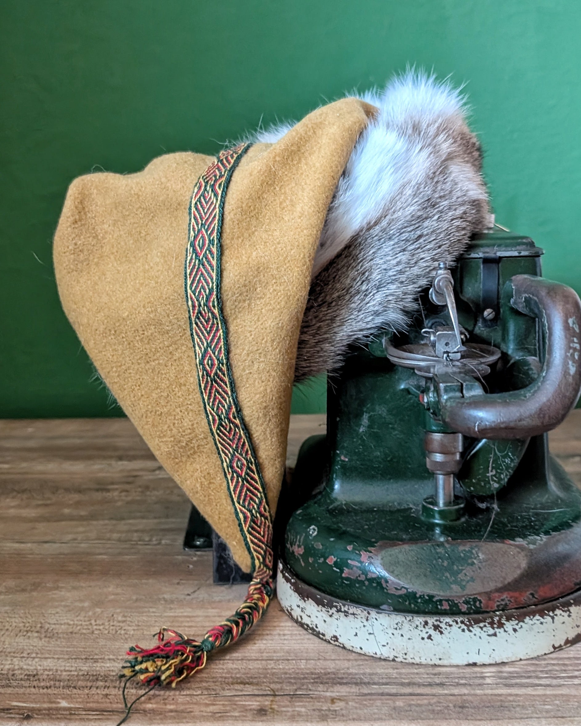 unikate senfgelbe Mütze aus Merino-Wolle mit Fell - Zipfelmütze für Wikinger Larp und Reenactment - Winter Wollmütze gelb Mittelalter Nordic