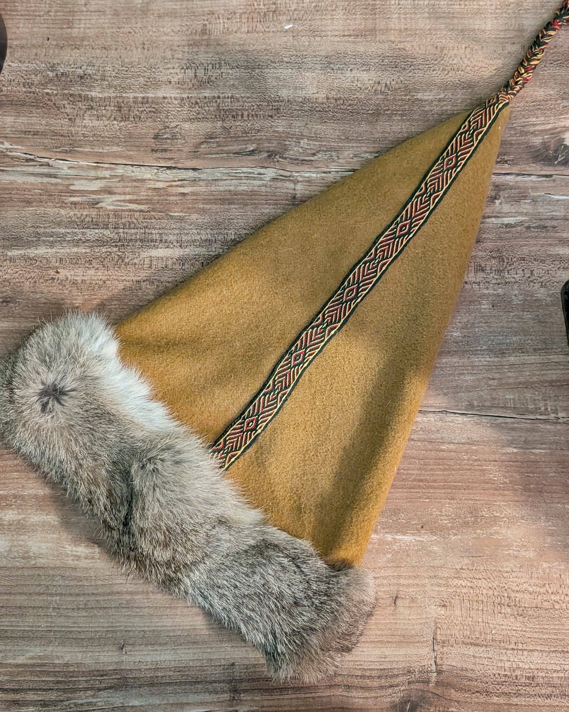 unikate senfgelbe Mütze aus Merino-Wolle mit Fell - Zipfelmütze für Wikinger Larp und Reenactment - Winter Wollmütze gelb Mittelalter Nordic