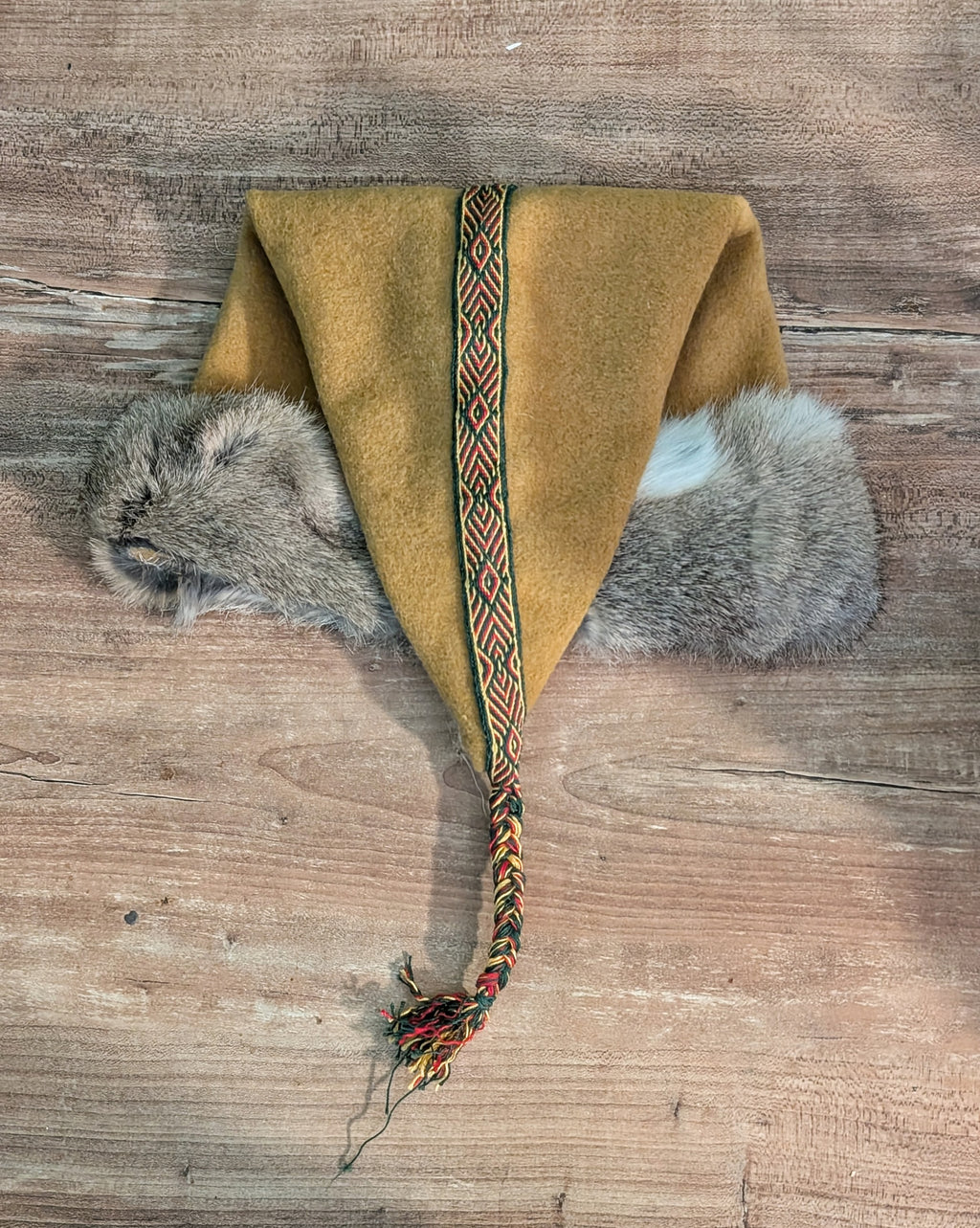 unikate senfgelbe Mütze aus Merino-Wolle mit Fell - Zipfelmütze für Wikinger Larp und Reenactment - Winter Wollmütze gelb Mittelalter Nordic