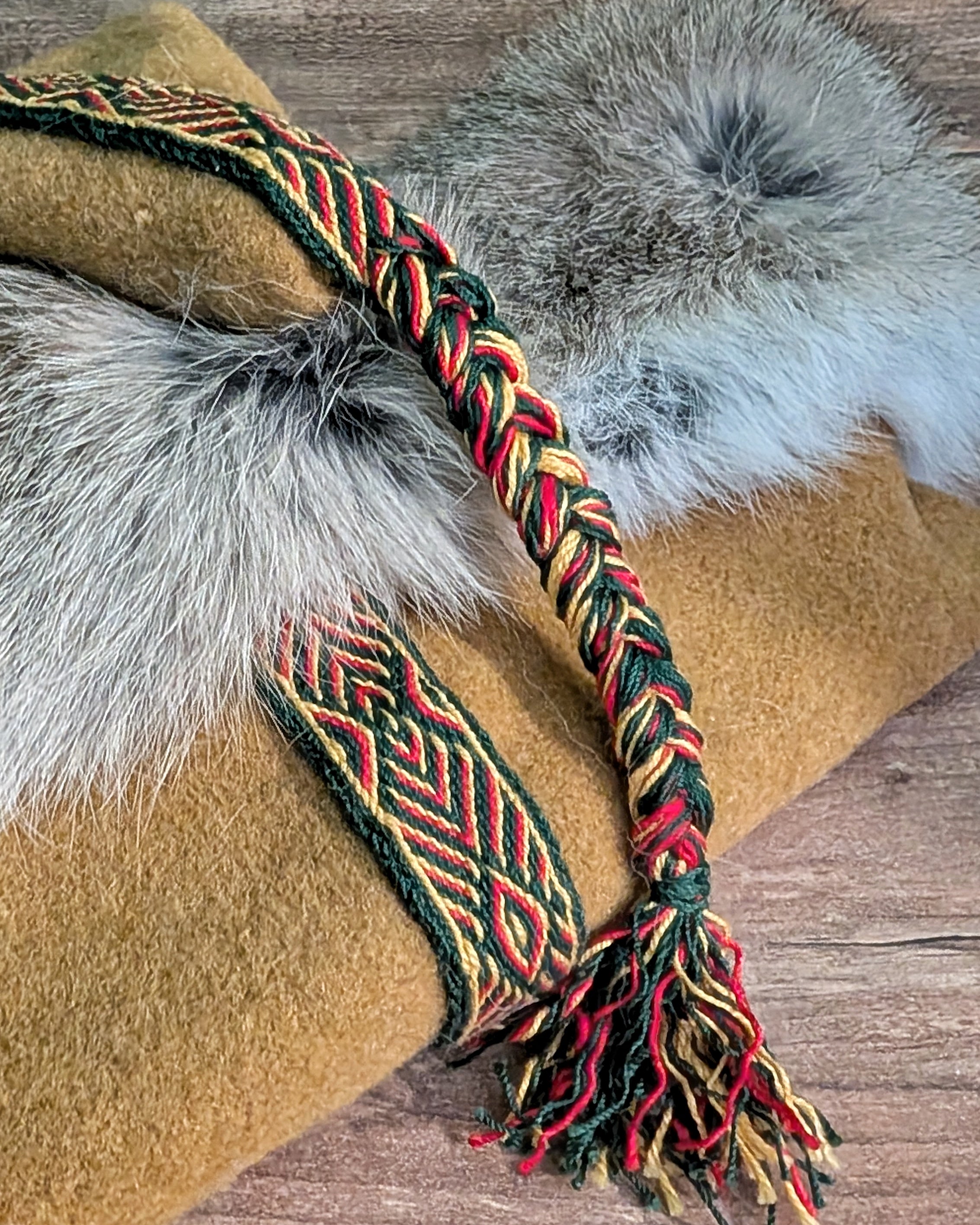 unikate senfgelbe Mütze aus Merino-Wolle mit Fell - Zipfelmütze für Wikinger Larp und Reenactment - Winter Wollmütze gelb Mittelalter Nordic