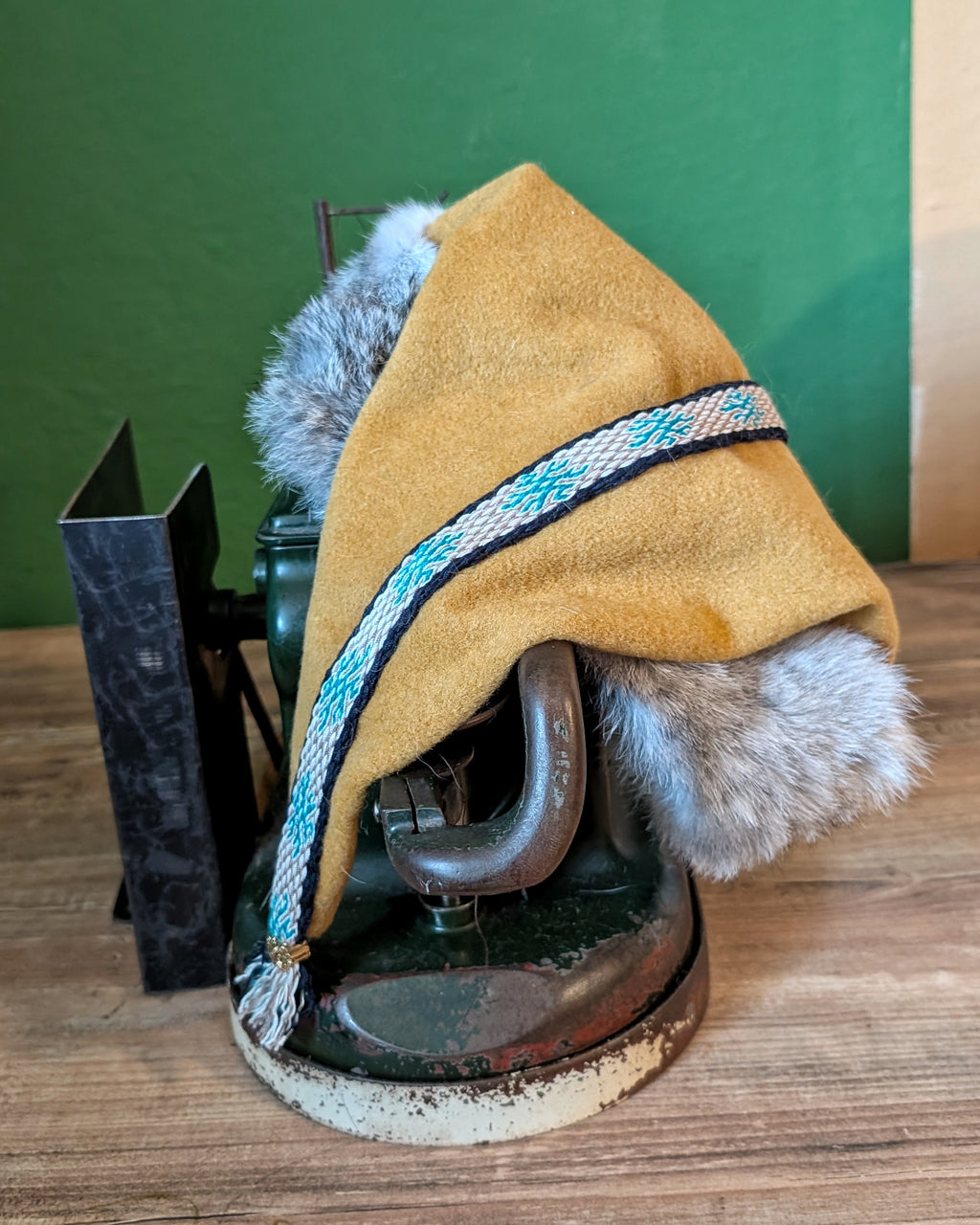 unikate senfgelbe Mütze aus Merino-Wolle mit Fell - Zipfelmütze für Wikinger Larp und Reenactment - Winter Wollmütze gelb Mittelalter Nordic