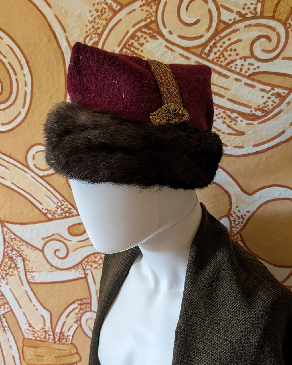 dunkelrote nordische Zipfelmütze mit Rabe - Rus Mütze mit Fell - Reenactment Mittelalter Larp Wollmütze - wolle Wikinger Kleidung