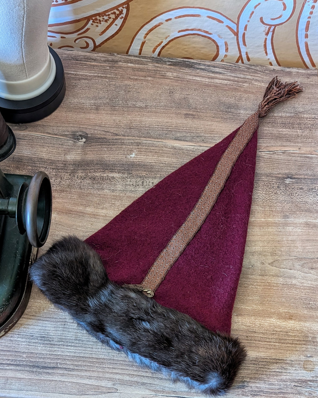 dunkelrote nordische Zipfelmütze mit Rabe - Rus Mütze mit Fell - Reenactment Mittelalter Larp Wollmütze - wolle Wikinger Kleidung