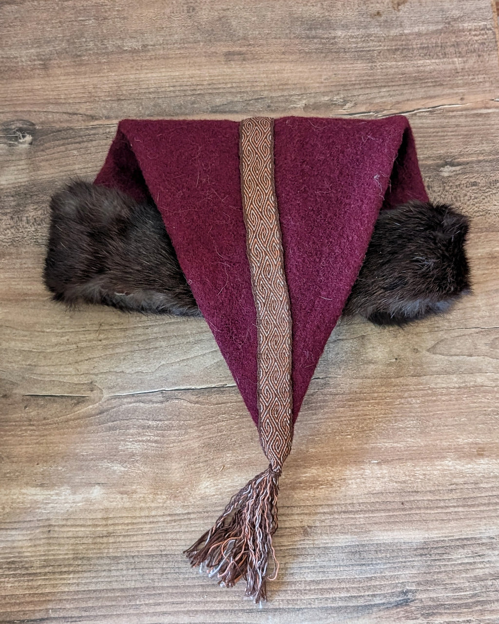 dunkelrote nordische Zipfelmütze mit Rabe - Rus Mütze mit Fell - Reenactment Mittelalter Larp Wollmütze - wolle Wikinger Kleidung