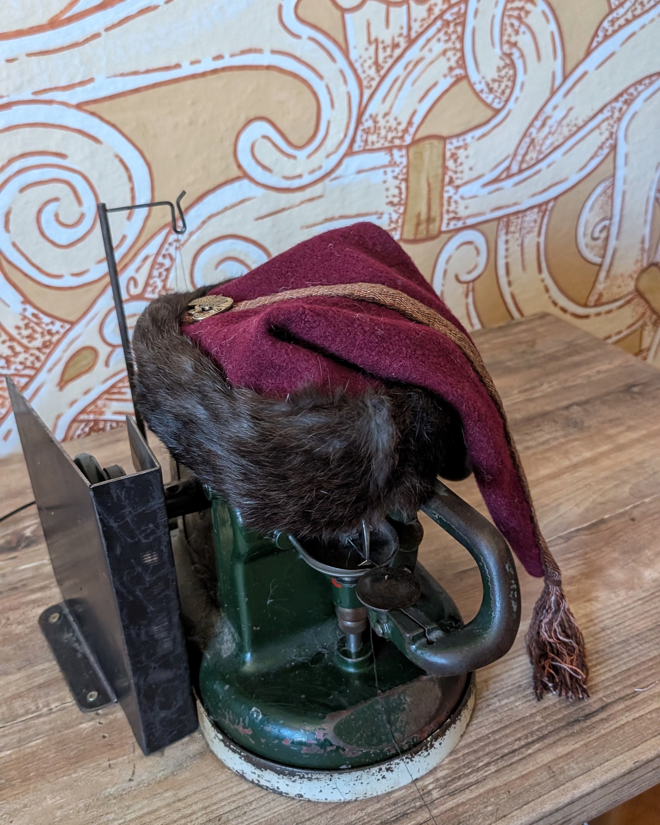 dunkelrote nordische Zipfelmütze mit Rabe - Rus Mütze mit Fell - Reenactment Mittelalter Larp Wollmütze - wolle Wikinger Kleidung