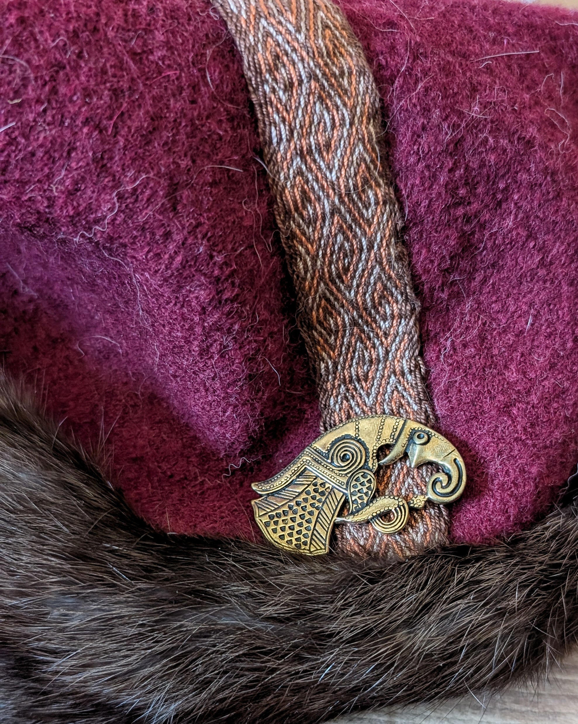 dunkelrote nordische Zipfelmütze mit Rabe - Rus Mütze mit Fell - Reenactment Mittelalter Larp Wollmütze - wolle Wikinger Kleidung