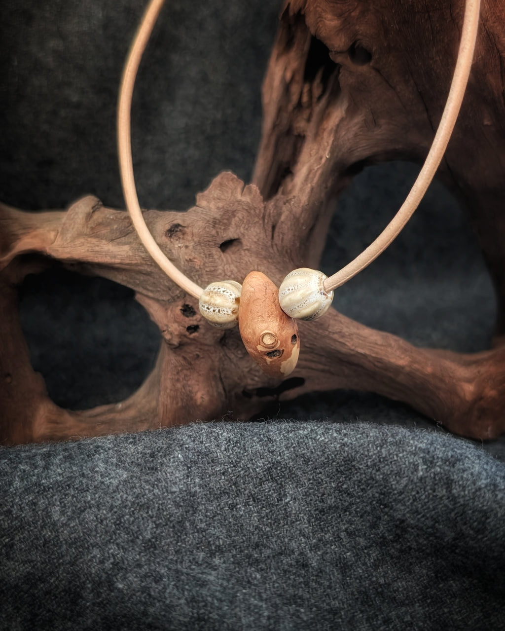Baumling - Baumperle mit Lederband – Unikat aus echtem Holz – Waldschmuck – Natur Anhänger – Geschenk für Naturliebhaber Holzschmuck Unikat