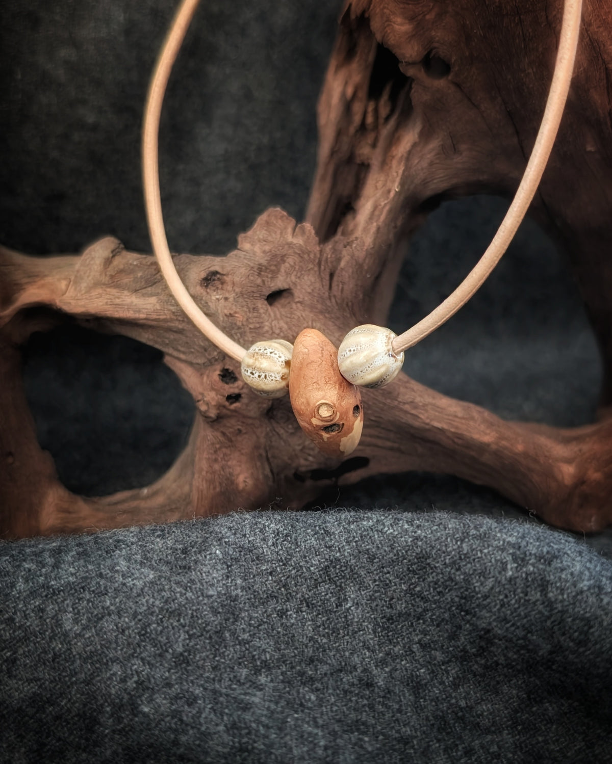 Baumling - Baumperle mit Lederband – Unikat aus echtem Holz – Waldschmuck – Natur Anhänger – Geschenk für Naturliebhaber Holzschmuck Unikat