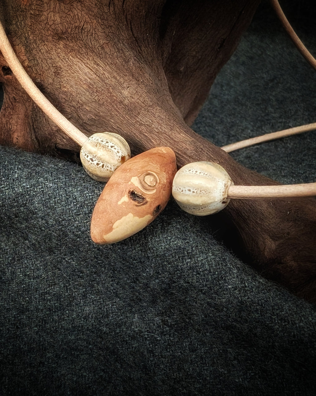 Baumling - Baumperle mit Lederband – Unikat aus echtem Holz – Waldschmuck – Natur Anhänger – Geschenk für Naturliebhaber Holzschmuck Unikat
