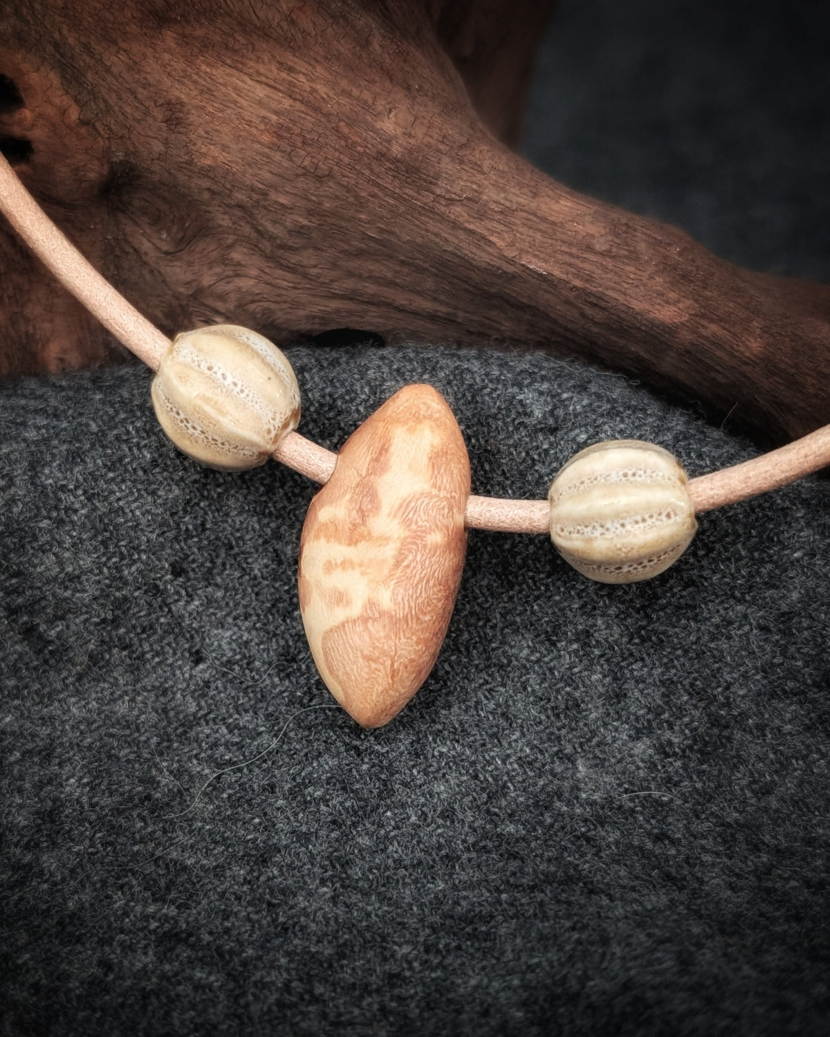 Baumling - Baumperle mit Lederband – Unikat aus echtem Holz – Waldschmuck – Natur Anhänger – Geschenk für Naturliebhaber Holzschmuck Unikat