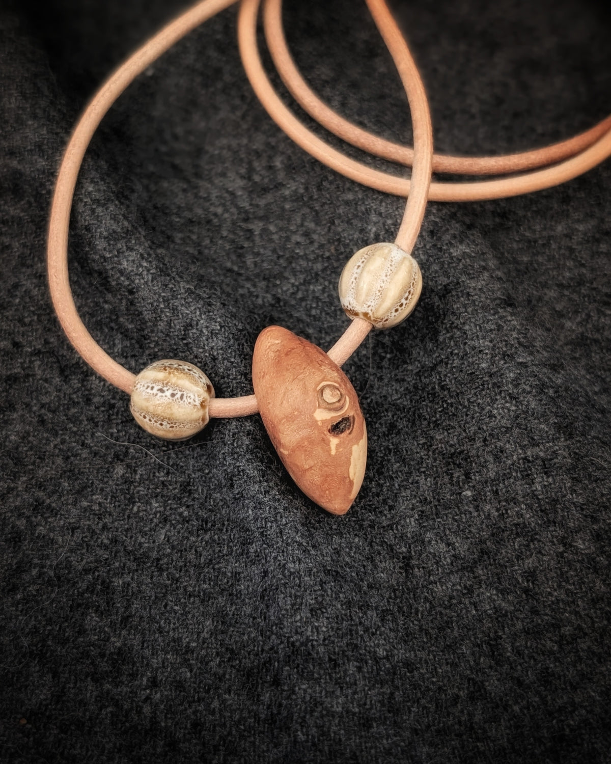 Baumling - Baumperle mit Lederband – Unikat aus echtem Holz – Waldschmuck – Natur Anhänger – Geschenk für Naturliebhaber Holzschmuck Unikat