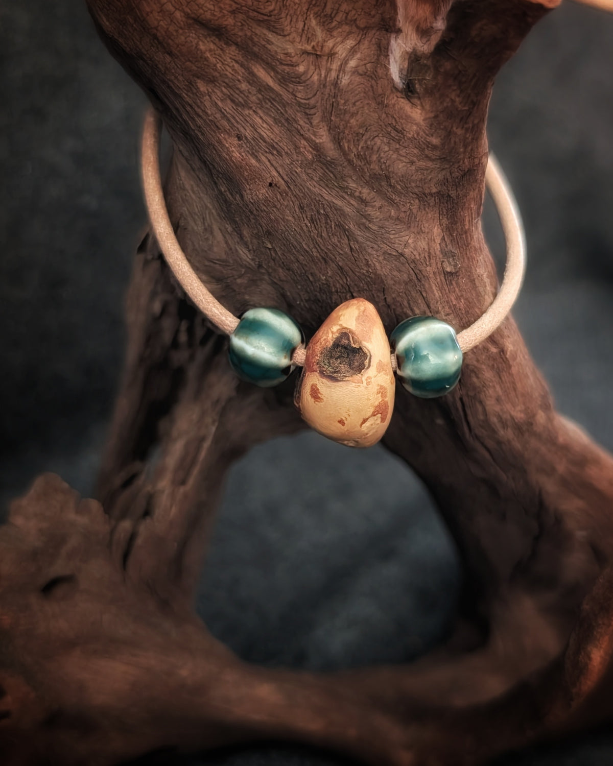 Baumling - Baumperle mit Lederband – Unikat aus echtem Holz – Waldschmuck – Natur Anhänger – Geschenk für Naturliebhaber Holzschmuck Unikat
