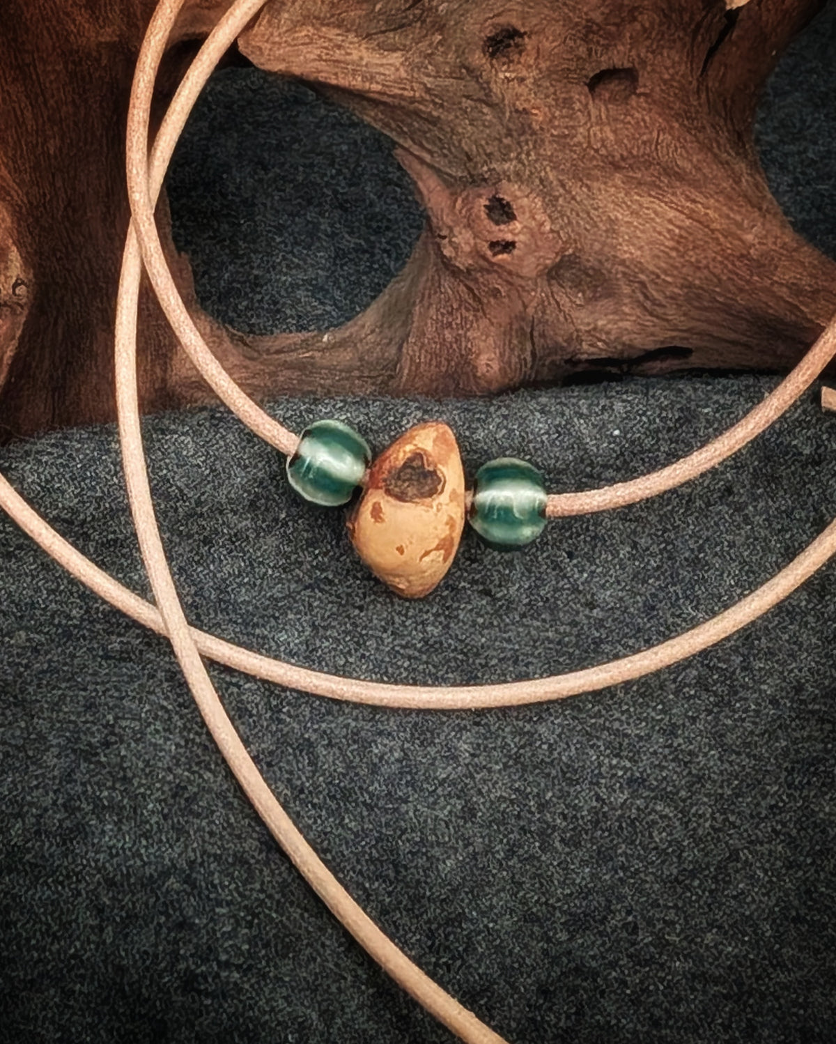 Baumling - Baumperle mit Lederband – Unikat aus echtem Holz – Waldschmuck – Natur Anhänger – Geschenk für Naturliebhaber Holzschmuck Unikat