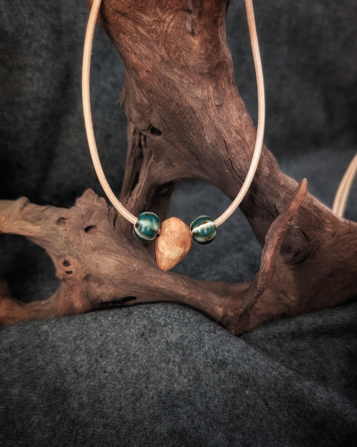 Baumling - Baumperle mit Lederband – Unikat aus echtem Holz – Waldschmuck – Natur Anhänger – Geschenk für Naturliebhaber Holzschmuck Unikat